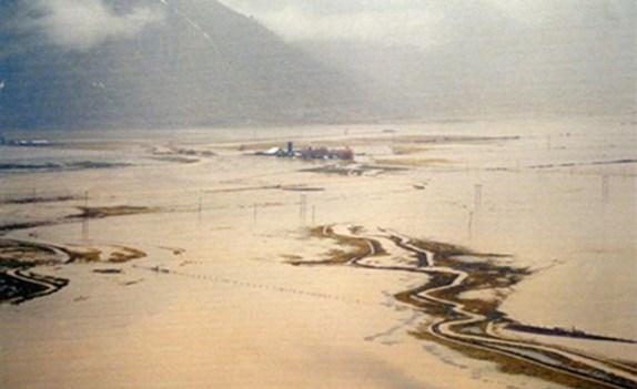 P A G E 8 A flooded Carson Valley in 1997.