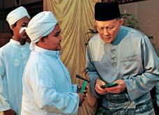 Sri Datuk Dr Ahmad Tajuddin Ali signing the commemorative plaque during the