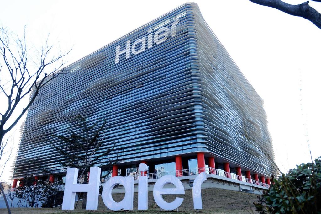 Haier Uses WeChat to Expand E-commerce Offerings E - C O M M E R C E Currently, the company has 100,000 vendors on WeChat through a platform set up to support sellers on the app.