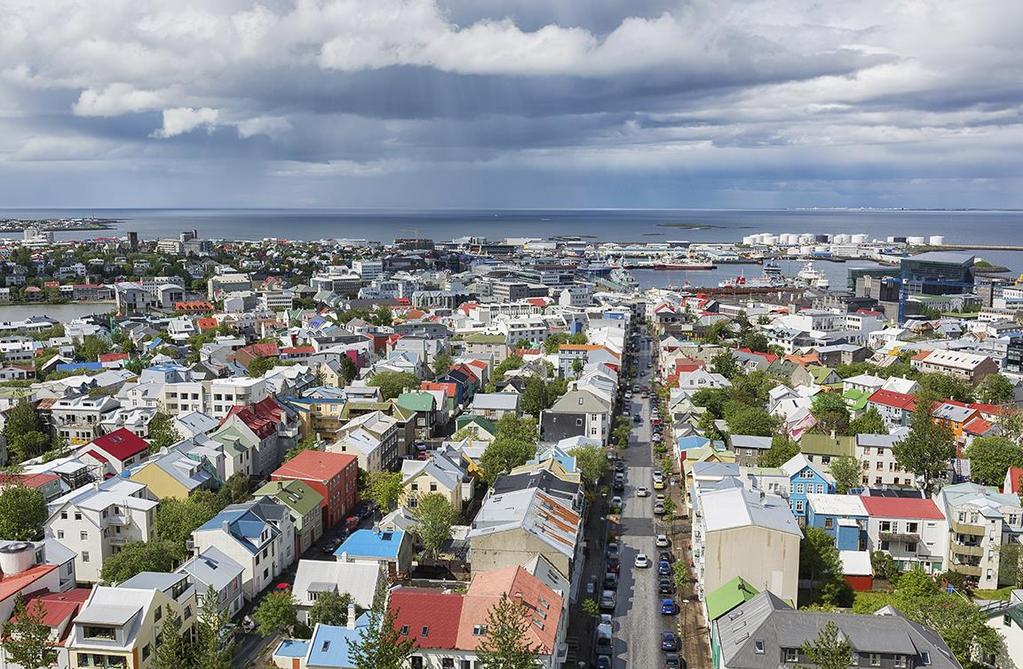 Overview 1 Strong Economy 2 Leading Universal Banking Franchise in Iceland 3 Significant Improvement in Asset Quality and Positive Outlook 4 Strong