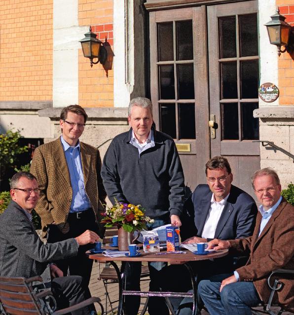 Nordzucker Half-Year Report 2011/2012 The Management Team 4 A Starkes strong team Team at an the der top: Spitze: Mats Liljestam (born in 1959) Dr Michael Noth (born in 1962) Hartwig Fuchs (born in