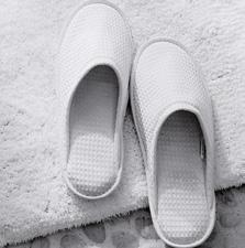 modern look. lements Palm prings lipper Our white waffle slipper in closed toe style, perfect for use in spas.
