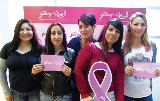 Volunteers at our Issue De Rosa campaign help raise awareness about breast cancer