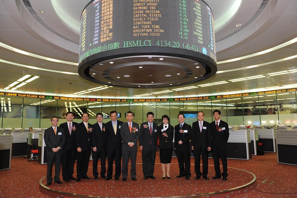 Value China ETF successfully listed on the Stock Exchange of Hong Kong From left: Mr. Eric YIP, Head of Cash Market Department of The Stock Exchange of Hong Kong Limited; Mr.