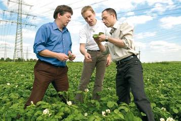 54 Q3 HIGHLIGHTS BAYER STOCKHOLDERS NEWSLETTER News Perfect solutions for potato growers In the field: Dr. Thomas Wegmann, Alexander Buschermöhle and Sylvain Tafforeau (left to right).