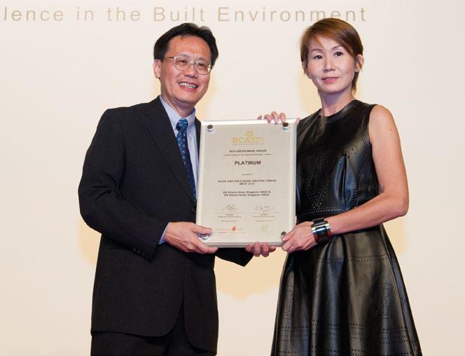 Environmental Responsibility 103 01 01 CEO Ms Ng Hsueh Ling receiving the highest Green Mark Platinum certification for Bugis Junction Towers at the BCA Awards 2014.