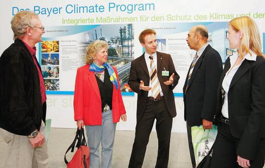 An exhibition provided information about the Bayer Climate Program (from left): Hans-Jürgen and Christel Peters, Thorsten Lützler, Pramatha Mitra and Britta Eerhard.