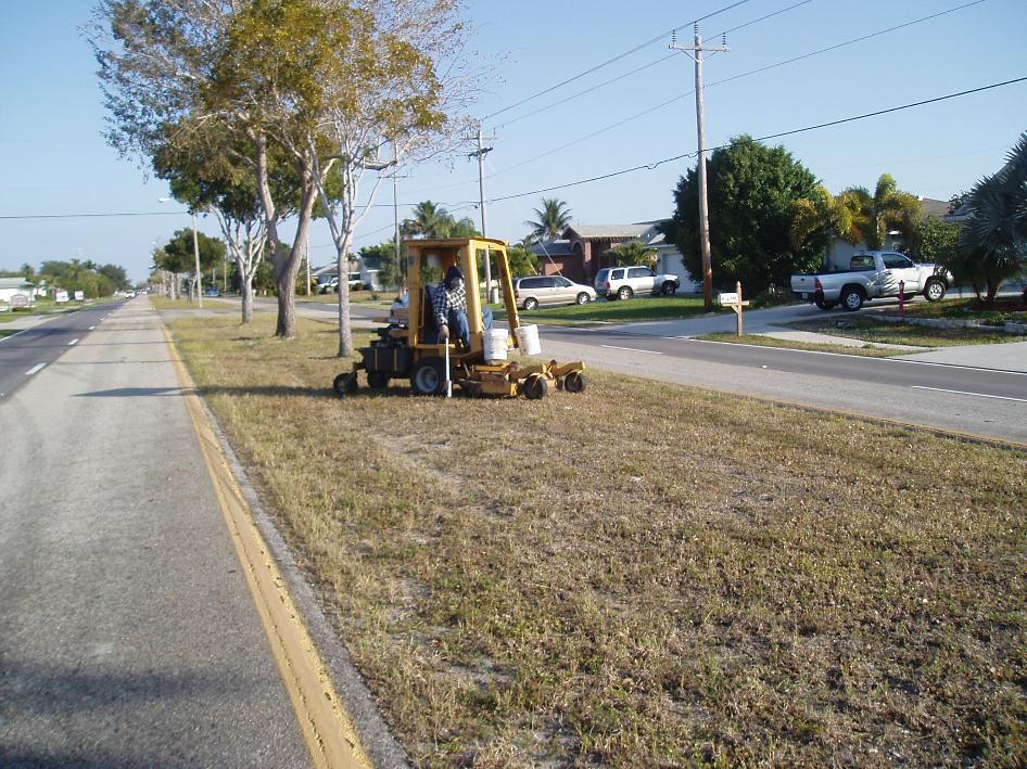Median Mowing Mowing and general clean up is performed along all unimproved medians throughout the city, except those maintained by the lot mowing program.