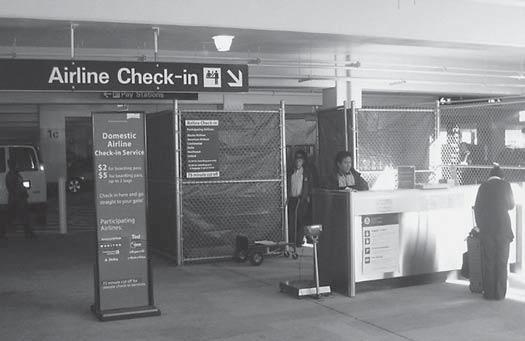 ) in samopostrežne check -in terminale (na sliki 11), kjer lahko stranke po parkiranju oddajo prtljago, opravijo prijavo in se nato udobno odpeljejo do terminala