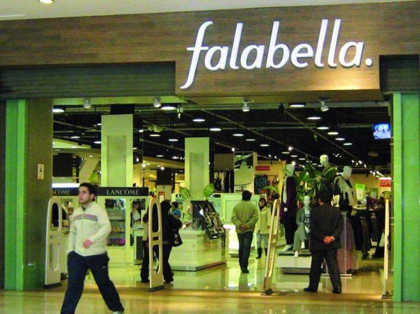 19 FALABELLA (CHILE) Leader in Chile and in the Andean region in all retail formats Cautious consumer credit growth to sustain sales Strong cash generation in Chile used