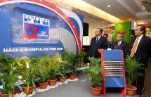 ) Ahmad Sarji Abdul Hamid, Chairman of PNB and NCB Holdings Bhd, officiating the Exhibition-Q of