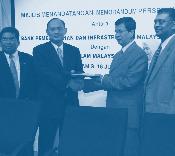 Tabung Pelajar KUIS/BIMB gives RM30,000 to KUIS Students Fund 11 10 JUNE 2005