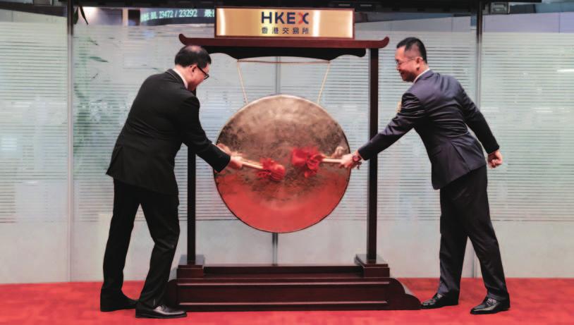 CHAIRMAN S STATEMENT Ex-Chairman Mr. Yong Man Kin (left) and Chairman and Chief Executive Officer Mr. Lee Cheong Yuen (right) attending the listing ceremony for the Transfer of Listing From left: Mr.