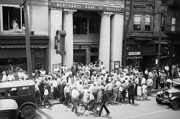 funds, many banks failed b/c couldn t cover withdrawals Over 600 banks failed by December 1929 & millions of Americans lost their savings Banks
