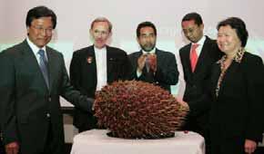 23 Asiatic Development Berhad Annual Report 2007 REVIEW OF OPERATIONS YAB Dato Seri Abdullah Ahmad Badawi accompanied by Tan Sri Mohd Amin visiting ACGT