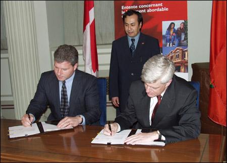 From left to right: the Honourable Chris Hodgson, Ontario Minister of Municipal Affairs and Housing, Peter De