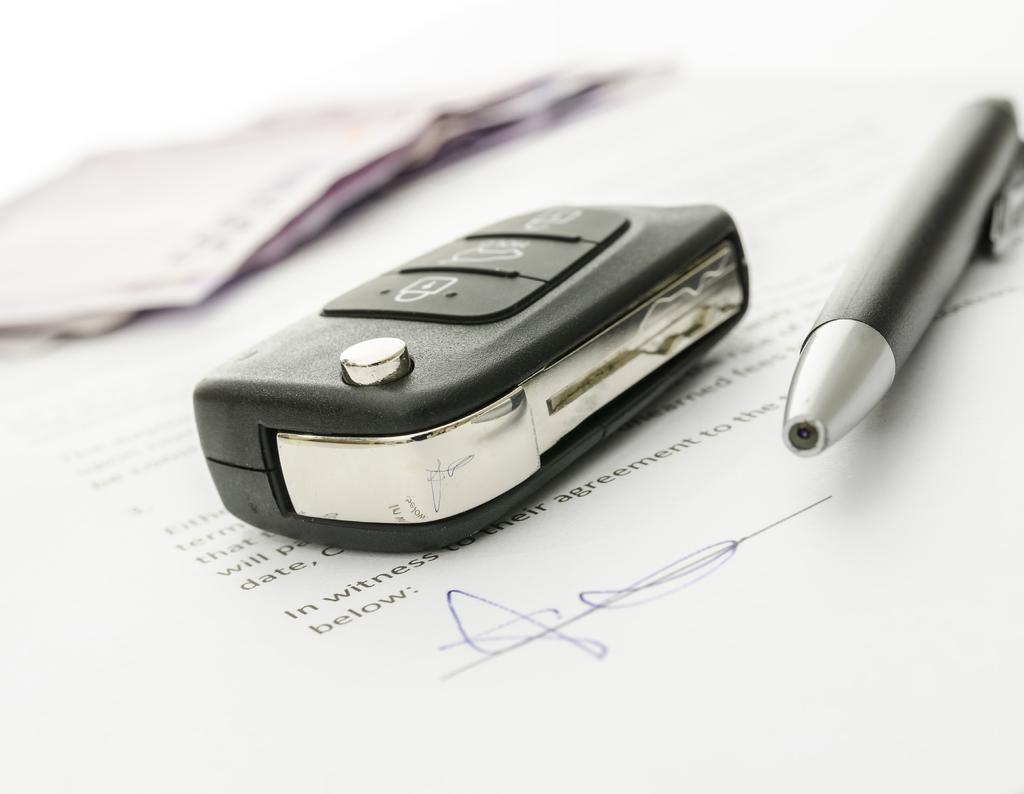 Differences Between Buying & Leasing There are some key differences between leases and auto loans that you should be aware of. First, drivers who lease don t own the vehicle.