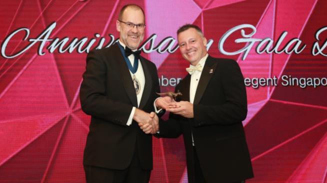 Special Report SAS 40 th Dinner The SAS 40 Gala Dinner was successfully held on Wednesday 28 September 2016 at Regent Singapore. Over 300 members and guests of the society attended the event.