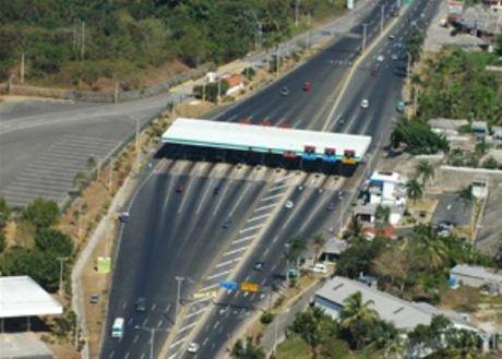 Early Dominican Republic Toll Roads 4 Skewed risk allocation: Governments often assume a portion of traffic risk to make road projects bankable DR govt. signed PPP road contracts totaling US$1.