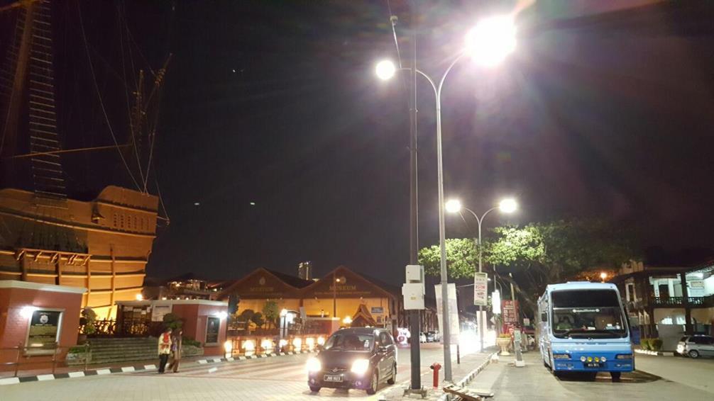 Mobilizing Private Capital for Energy Efficiency through PPP Structures ADB s PPP Transaction Support for the State of Melaka s Large-scale LED Street Lighting Project, Malaysia 8