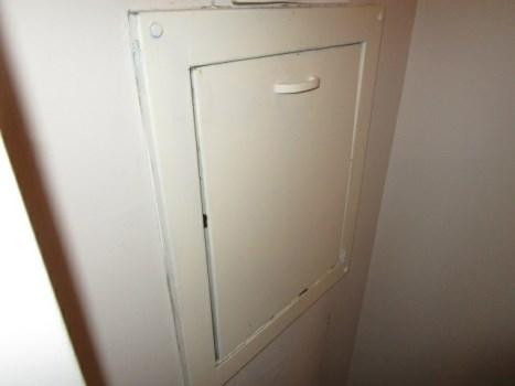 10 years 4 years Best Case: $ 100,000 Lower estimate to replace, $40/GSY Worst Case: $ 138,000 Higher estimate, $55/GSY Cost Source: ARI Cost Database Comp #: 707 Trash Chute Doors - Replace
