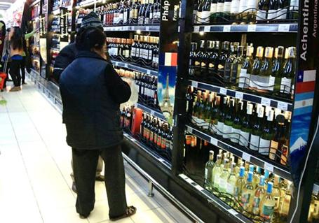 6 MARKET & PRICE Fake labels on foreign alcohol flood Tet market DTI - Market authorities are cracking down on illegally labelled foreign wines and spirits being sold as discounted expensive brands