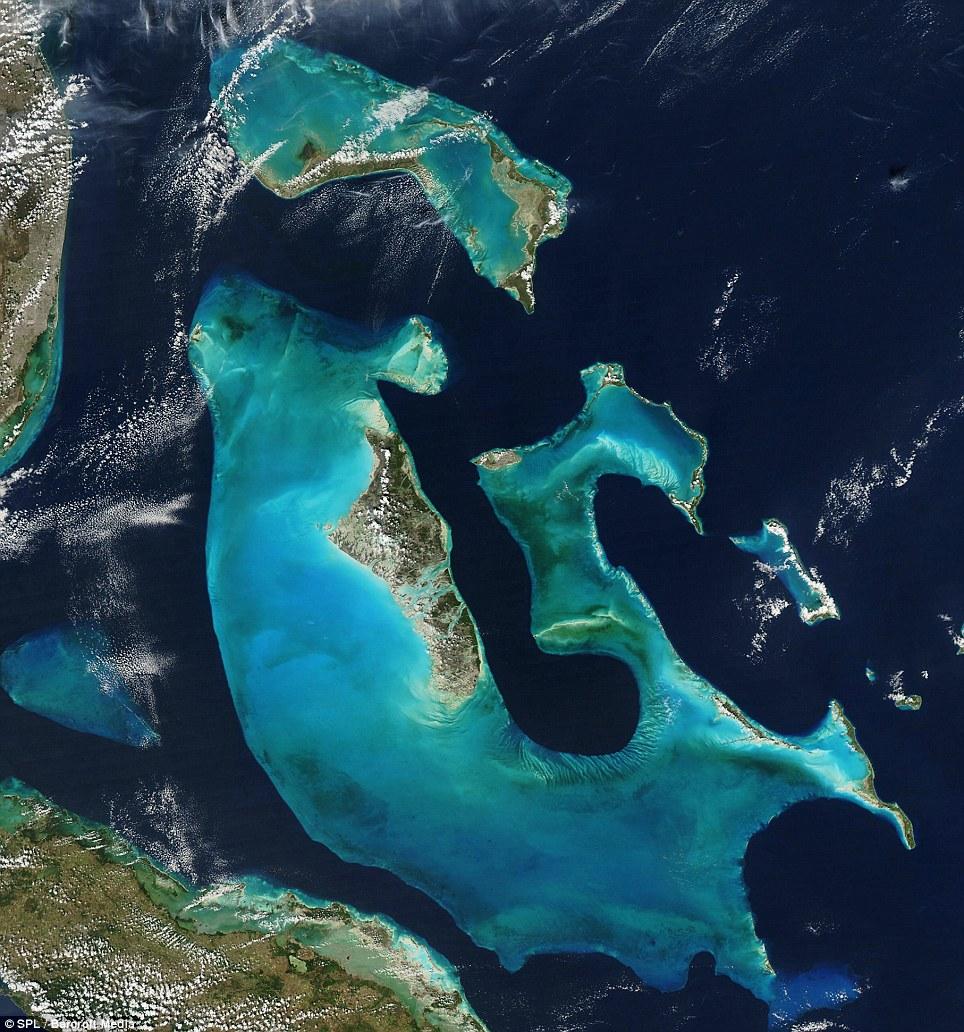 THE COMMONWEALTH OF THE BAHAMAS IS A SIDS New Providence Island 1273 Islands, rocks and cays Flat carbonate sediment