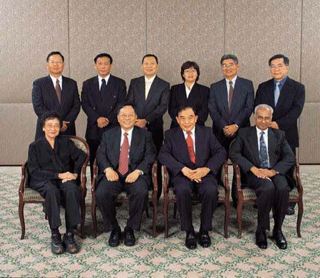 Board of Directors 5 Sitting from left to right Loo Geok Eng (f) (Executive Director), Gooi Seong Lim (Managing Director),