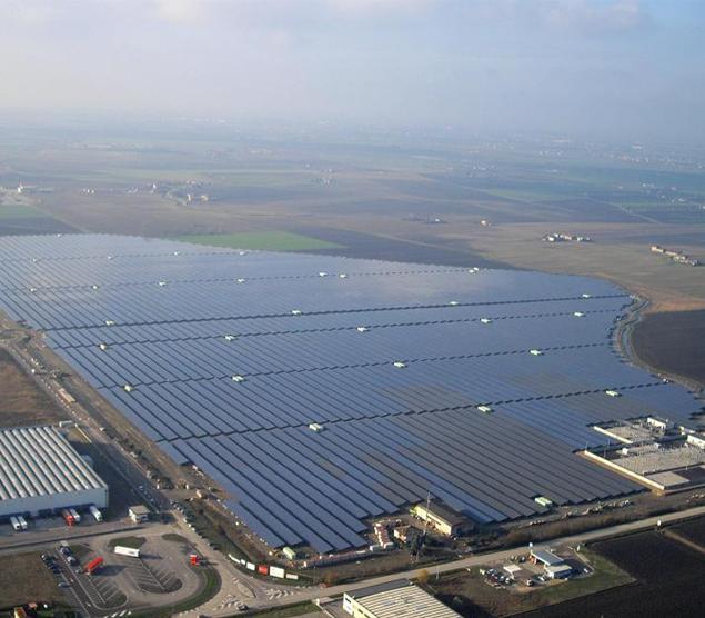 8.2 MW Alamosa Solar Energy Facility (First utility scale PV plant in the USA) 1 72 MW Plant in Italy,