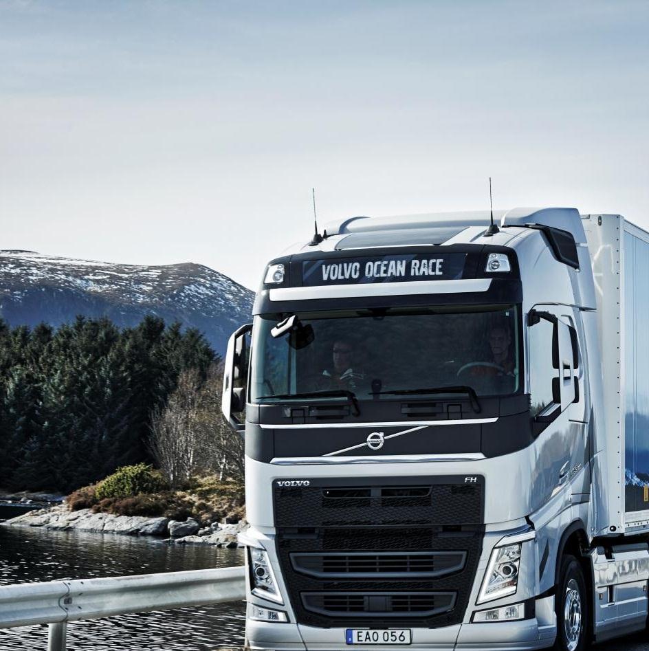 TRUCKS EUROPE Improving demand ORDERS & DELIVERIES Book-to-bill Q4: 99% 26 26 Total market increased by 19% in