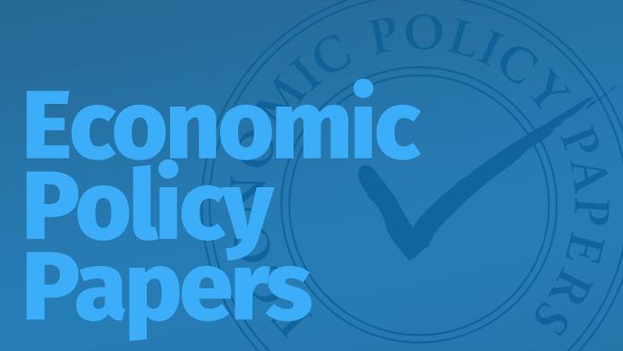 ECONOMIC POLICY PAPER 15-2 FEBRUARY 2015 Macroeconomic Policy during a Credit Crunch EXECUTIVE SUMMARY Most economic models used by central banks prior to the recent financial crisis omitted two