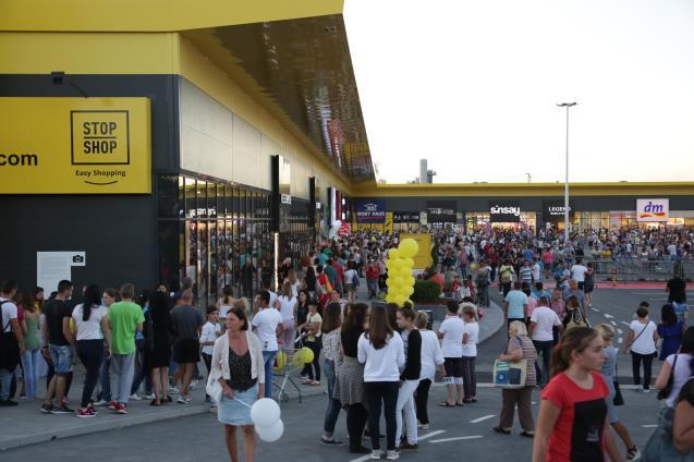 Krosno, PL > Opened 29 September 2017 > 70 shops in 21,000 sqm > More than 80,000 visitors on