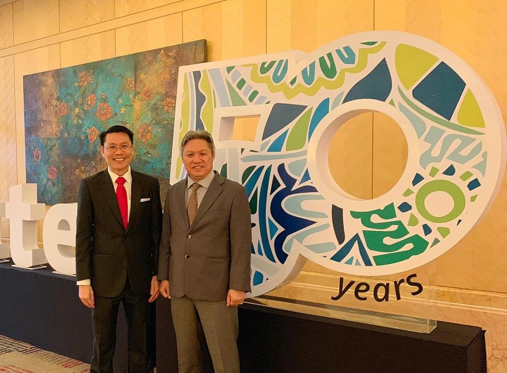 Left to right: Yee Wing Peng, Deloitte Malaysia Country Managing Partner celebrating the 50 th