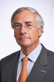 (2002-2005) and former Chairman of the Supervisory Board of Schiphol Group (2009-2015) Held several senior positions at Unilever from 1974 to 1993