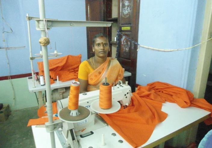 SUCCESS STORY NO.1 RSETI, ERODE (Canara Bank) Name of the Trained candidate: S.Saraswathi Address : 10 Nadupalayam, Chithode, Erode Dist. Batch Name: Dress Designing for Women Smt. S.Saraswathi lives in Chithode.