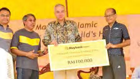 Community Empowerment DYMM Paduka Seri Sultan Perak, Sultan Nazrin Muizzuddin Shah presenting the cheque to IJN CEO, witnessed by both Maybank Islamic Chairman and the CEO.