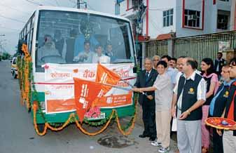 Directors' Report Ms Kiran Bedi, renowned social worker flagging off the Medical Van donated by the Bank to Navjyoti India Foundation, Delhi in the presence of GM(NZ).