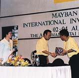 YBhg Tan Sri Rozali Ismail receiving a souvenir at the Mayban Securities International Investors Conference During the KLSE Investors Week 2002 which was held at the Exchange Square from 23-29