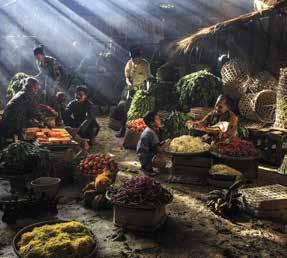 Busy time at the traditional market by Basuki Roesman Mangkusudarmo Maybank Photography Awards 2013 Culture and Heritage Photography.