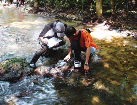 SUSTAINING OUR ENVIRONMENT ANNUAL REPORT 2009 01 02 01 & 02 Water quality monitoring by personnel of PNSB and SYABAS At Puncak Niaga, we take our corporate environmental responsibility seriously