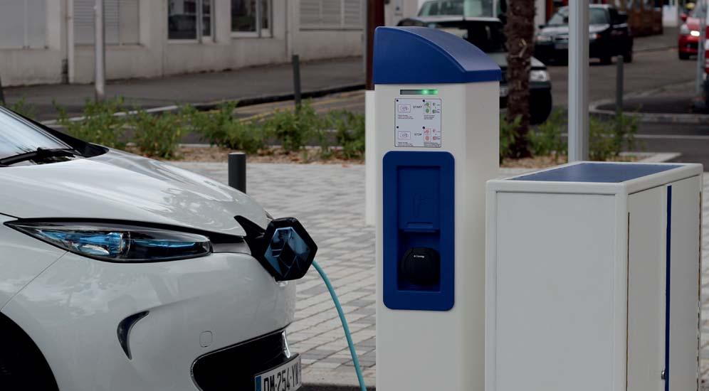 CHAPTER 17 Morbihan Energies, France Use of 250 electric charging stations for electric vehicles throughout the Département of Morbihan. EMPLOYEES 17.1. PRESENTATION... 128 17.1.1. Number and breakdown of employees.