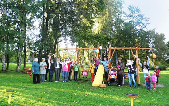 Mežgales ciemā izveidots bērnu rotaļu laukums Piektien, 7. septembra pēcpusdienā, Mežgales ciemā notika svinīgs un kupli apmeklēts pasākums- tika atklāts jaunizveidotais rotaļlaukums.