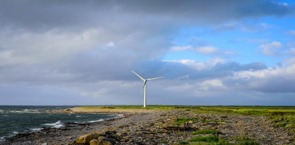 Industry Insight June 2015 A Closer Examination of Wind Generation in Ireland How the changing market is making it hard for generators to forecast revenues With enviable wind resources, ambitious