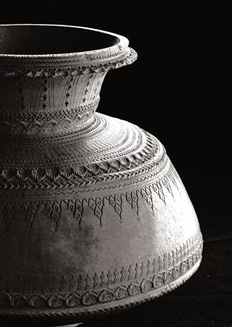 Puncak Niaga Holdings Berhad Annual Report 2001 This carinated vessel form called a terenang, is beautifully handcrafted and