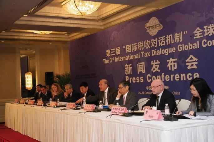 3 rd International Tax Dialogue Global Conference, October 2009, Beijing, China. Left (small) to right: Mr. Yaobin Shi, Director General of Tax Policy Dept, People s Republic of China; Mr.