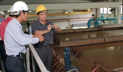56 Puncak Niaga Holdings Berhad Operations Review PNSB Water Treatment Activities Sedimentation tank at Gombak WTP. Visit by delegates from Vietnam to Wangsa Maju WTP.