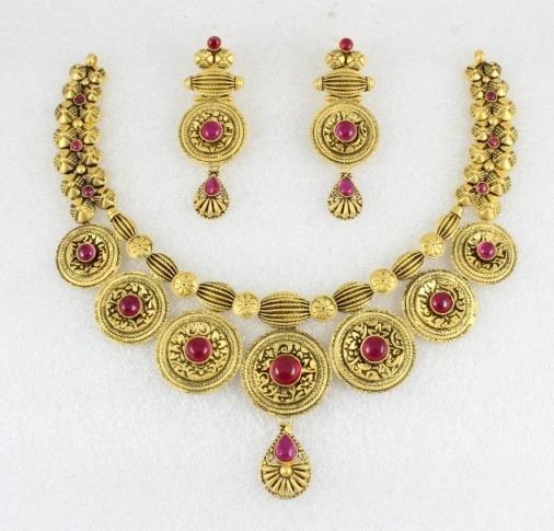 Jadau choker. It is sure to take your charm to another level.